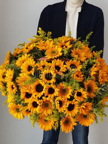 Цветы с доставкой Корзина с 61 подсолнухом