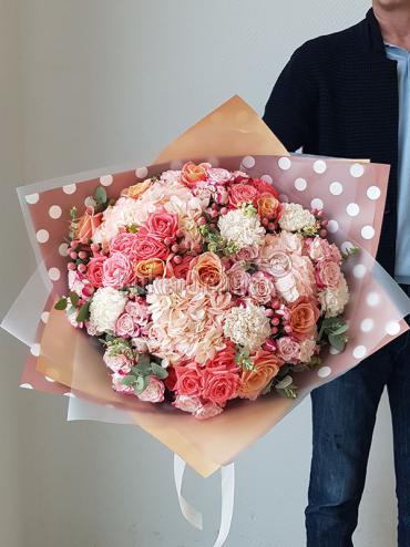 Цветы -  Букет из гортензий и кустовых роз