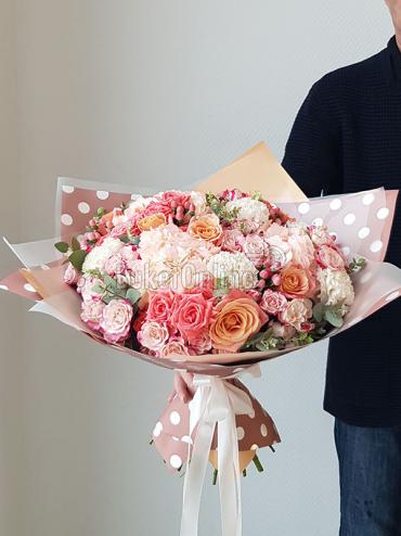 Цветы с доставкой Букет из гортензий и кустовых роз