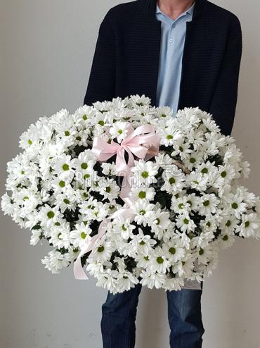 Букет цветов Корзина с хризантемой средняя