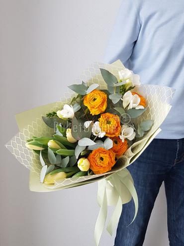 Цветы -  Малый букет с ранункулюсами и тюльпанами