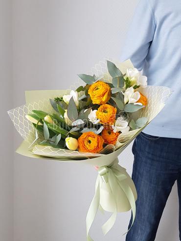 Цветы с доставкой Малый букет с ранункулюсами и тюльпанами