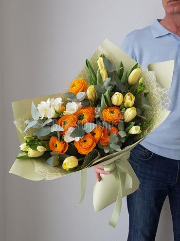 Цветы с доставкой Средний букет с ранункулюсами, тюльпанами и фрезией