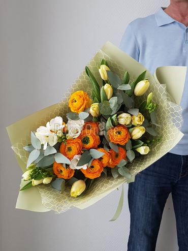 Цветы с доставкой Средний букет с ранункулюсами, тюльпанами и фрезией