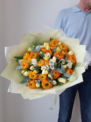Цветы с доставкой Большой букет с тюльпанами, ранункулюсами и фрезией