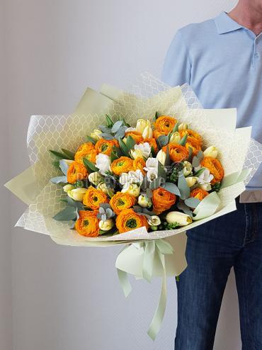 Цветы -  Большой букет с тюльпанами, ранункулюсами и фрезией