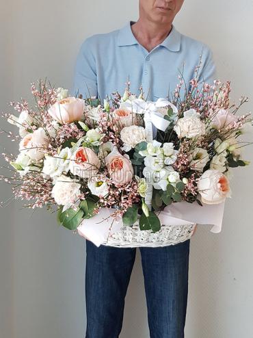 Букет цветов Корзина с пионовидной розой и генистой