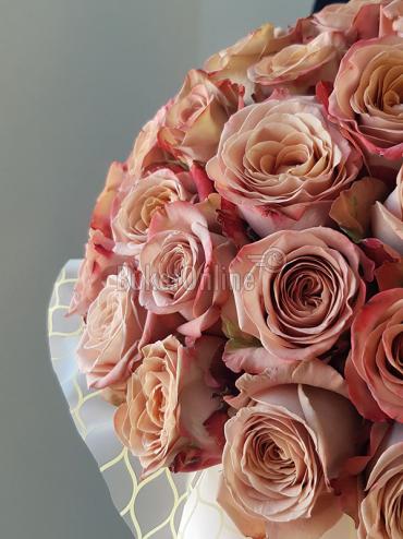 Цветы -  Коробка с розой Каппучино - средняя