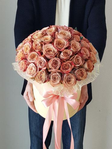 Цветы с доставкой Коробка с розой Каппучино - средняя