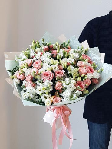 Цветы -  Букет из пионовидной розы, эустомы и маттиолы