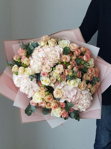 Цветы -  Гортензия и кустовая роза