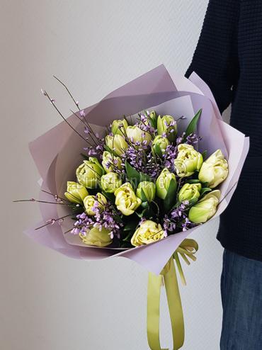 Цветы с доставкой Букет из пионовидных тюльпанов и генисты