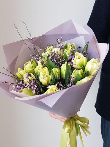 Цветы -  Букет из пионовидных тюльпанов и генисты