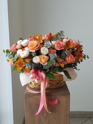 Букет цветов Корзина с орхидеей и пионовидной, кустовой розой