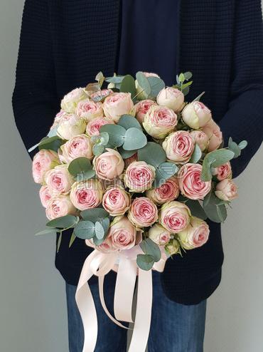 Цветы с доставкой Шляпная коробка с кустовой пионовидной розой