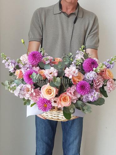 Цветы с доставкой Георгины в корзинке