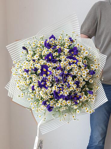 Цветы с доставкой Букет из ромашек и ирисов