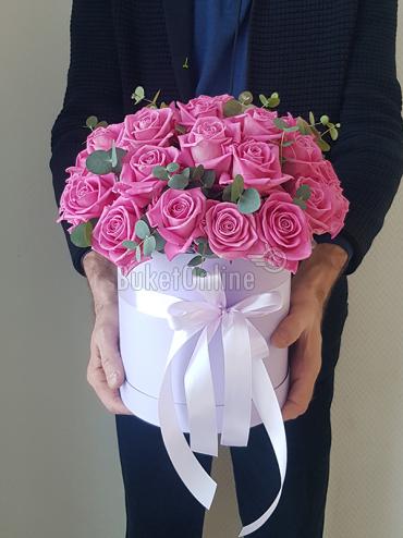 Букет цветов Шляпная коробка с розами и эвкалиптом