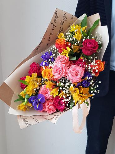 Цветы с доставкой Яркий букет с розой, альстромерией и гипсофилой
