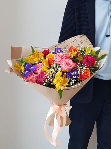 Цветы с доставкой Яркий букет с розой, альстромерией и гипсофилой