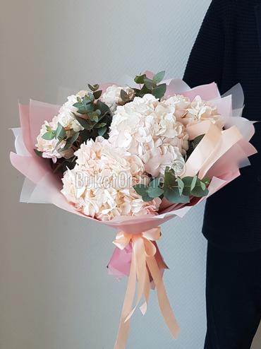 Букет цветов Гортензия с эвкалиптом
