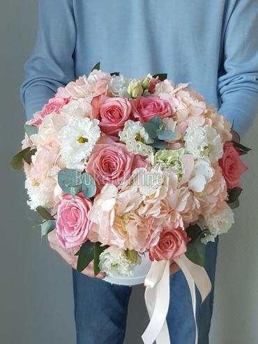 Букет цветов Шляпная коробка с гортензией, розой, эустомой и эвкалиптом