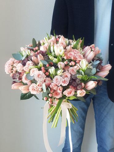 Букет цветов Тюльпаны кустовая роза и эвкалипт
