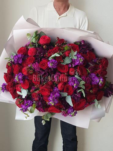 Цветы -  Огромный букет с пионовидной, одноголовой и кустовой розой