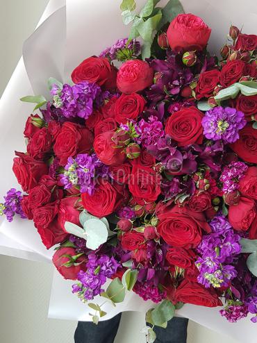 Заказать доставку Огромный букет с пионовидной, одноголовой и кустовой розой
