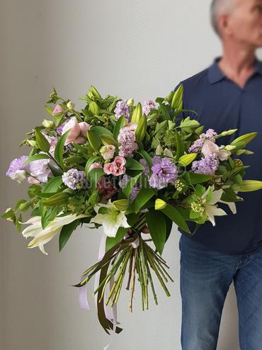 Букет цветов Букет с лилией маттиолой и эустомой