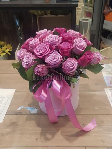 Цветы с доставкой 25 роз в шляпной коробке