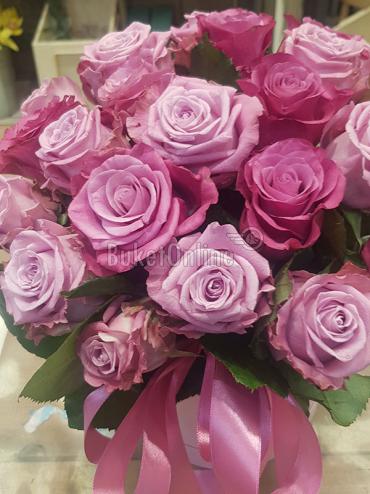 Цветы с доставкой 25 роз в шляпной коробке