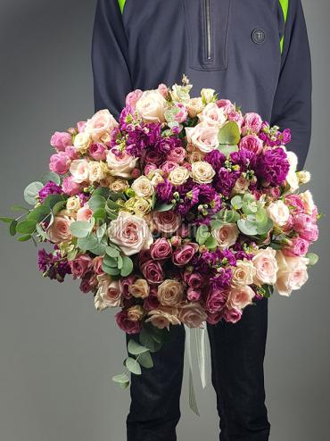 Букет цветов Шикарный букет с розой матиоллой и эвкалиптом