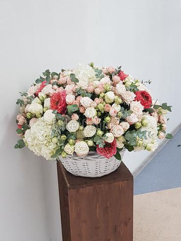 Букет цветов Корзина с пионовидной и пионовидной кустовой розами
