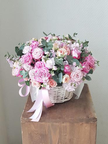 Букет цветов Корзинка с пионовидными розами и матиоллой
