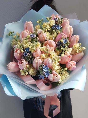 Букет цветов Тюльпаны, матиола и оксипеталум