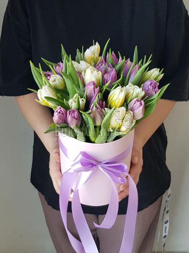 Букет цветов Шляпная коробка с 25 тюльпанами