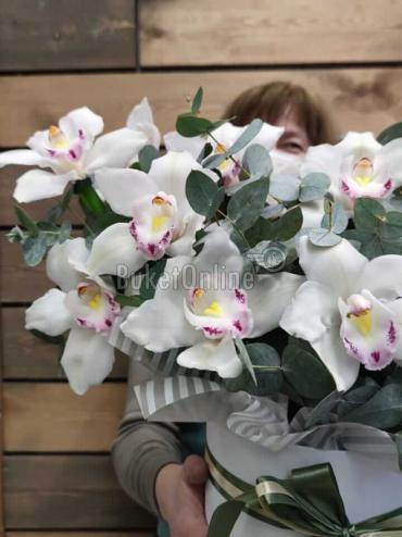 Доставка курьером Шляпная коробка с орхидеей