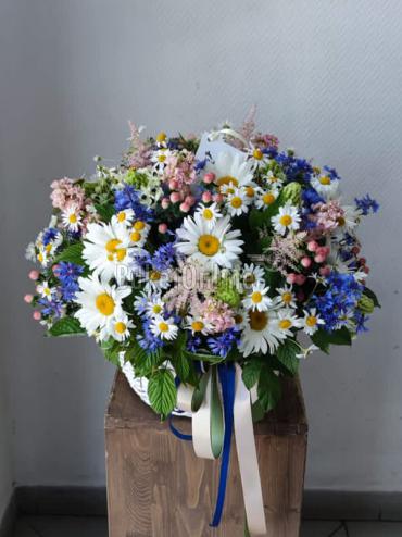 Купить с доставкой Корзина с полевыми цветами и васильками
