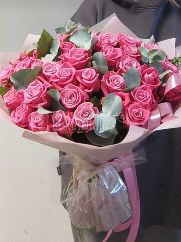 Цветы -  Розовые розы с эвкалиптом