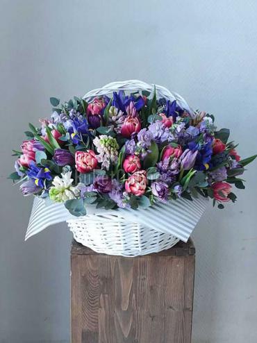 Цветы с доставкой Корзина с гиацинтами, ирисами и пионовидными тюльпанами