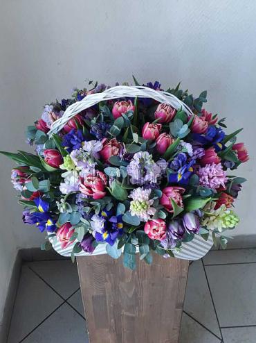 Цветы с доставкой Корзина с гиацинтами, ирисами и пионовидными тюльпанами
