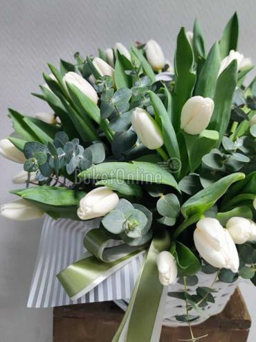 Букет цветов Корзина с 75 тюльпанами сорта Ангел и эвкалиптом