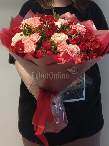 Цветы с доставкой Букет из кустовых и одноголовых роз